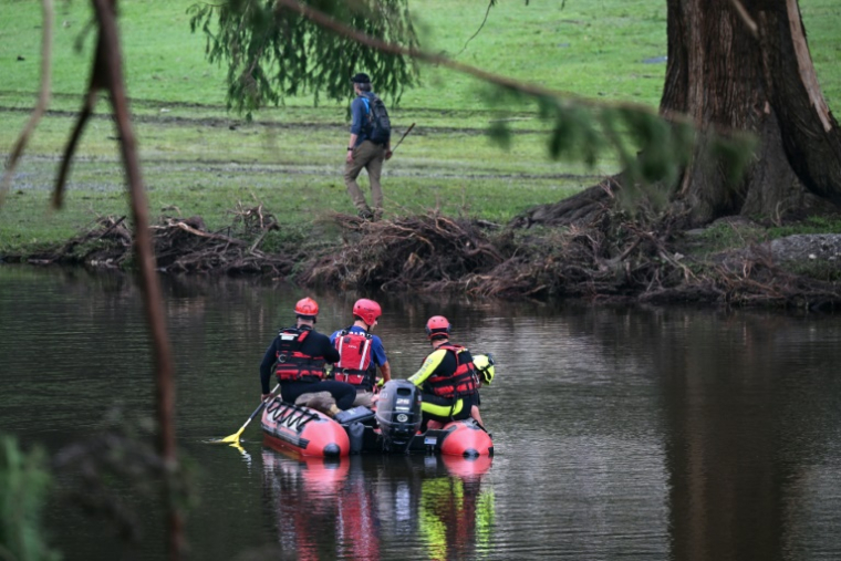 Une équipe de secours navigue sur le fleuve Guadalupe à la recherche de corps et de survivants suite aux inondations ayant causé la mort de plus de 100 personnes au Texas, le 7 juillet 2025 ( AFP / RONALDO SCHEMIDT )