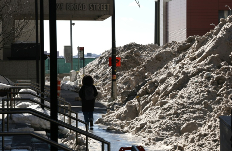 Un énorme tas de neige à New York (Etats-Unis) destiné à être fondu dans des bassins de fonte afin de dégager les rues, le 30 janvier 2026 à Manhattan ( AFP / TIMOTHY A. CLARY )
