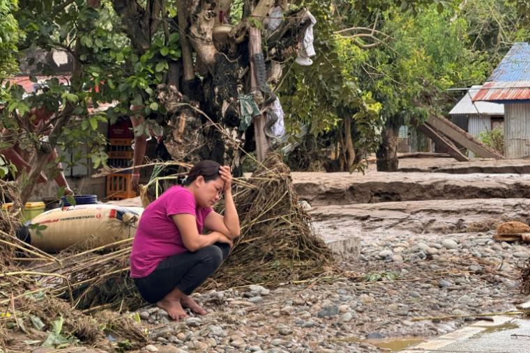 Une femme assise près de sa maison frappée par le "super typhon" Fung-wong, dans la ville de Tuao, aux Philippines, le 10 novembre 2025 ( AFP / John Dimain )