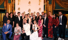 L'équipe de la pièce "Le procès d'une vie" récompensée du Molière du meilleur théâtre privé lors de la 37e cérémonie des Molières, à Paris, le 4 mai 2026 ( AFP / Thomas SAMSON )