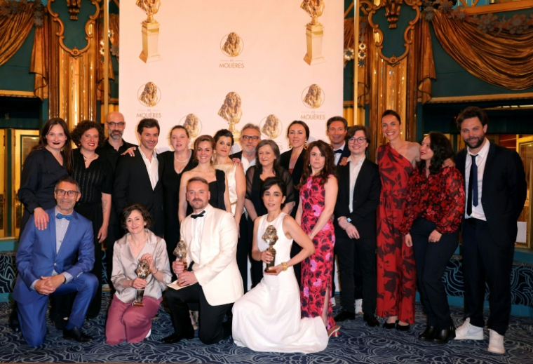 L'équipe de la pièce "Le procès d'une vie" récompensée du Molière du meilleur théâtre privé lors de la 37e cérémonie des Molières, à Paris, le 4 mai 2026 ( AFP / Thomas SAMSON )