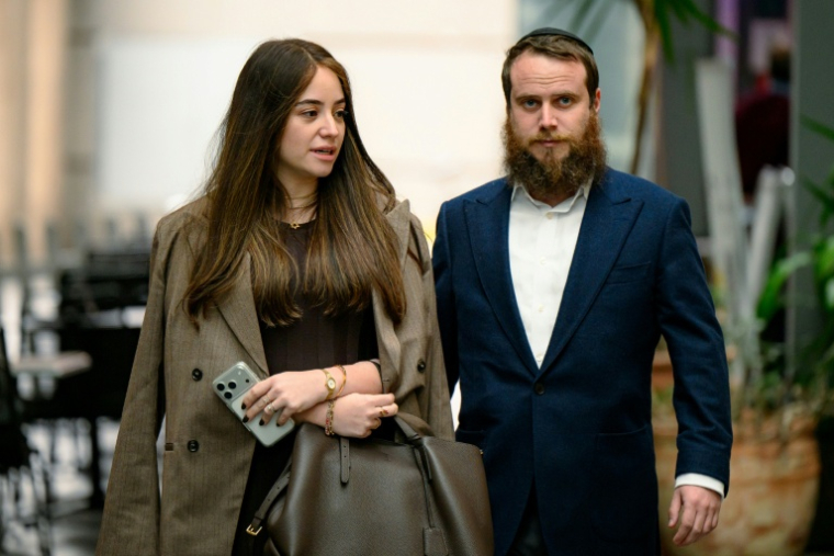 Sheina Gutnick, dont le père a été tué dans l'attentat de Bondi, arrive pour la première audience publique de la commission royale fédérale, le 4 mai 2026 à Sydney ( AFP / GEORGE CHAN )