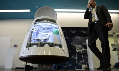 Une maquette de capsule spatiale sur le stand de The Exploration Company, lors des expositions organisées dans le cadre du BDI Space Congress 2025, le 25 septembre 2025 à Berlin, en Allemagne. ( AFP / JOHN MACDOUGALL )