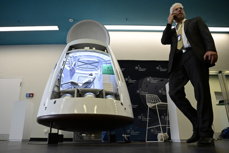 Une maquette de capsule spatiale sur le stand de The Exploration Company, lors des expositions organisées dans le cadre du BDI Space Congress 2025, le 25 septembre 2025 à Berlin, en Allemagne. ( AFP / JOHN MACDOUGALL )