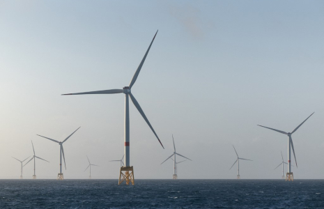 Le nouveau système vise à améliorer la compétitivité de l’éolien offshore installé à longue distance des côtes, par rapport à un raccordement en courant continu (illustration) ( AFP / FRED TANNEAU )