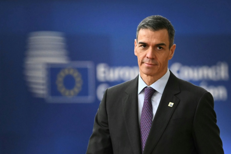 Le Premier ministre espagnol, Pedro Sánchez, arrive à Bruxelles pour participer à la réunion du Conseil européen, le 18 décembre 2025 ( AFP / NICOLAS TUCAT )