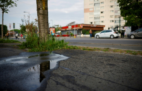 L'endroit où un jeune majeur a été blessé par balle lors d'une intervention policière, à Drancy, en Seine-Saint-Denis le 3 mai 2025 ( AFP / Ian LANGSDON )