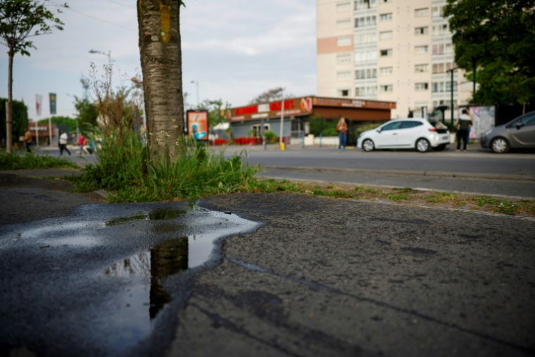 L'endroit où un jeune majeur a été blessé par balle lors d'une intervention policière, à Drancy, en Seine-Saint-Denis le 3 mai 2025 ( AFP / Ian LANGSDON )