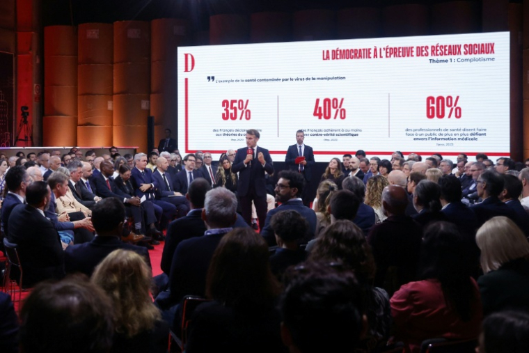 Le président Emmanuel Macron s'adresse aux lecteurs de La Dépêche du Midi, le 12 novembre 2025 à Toulouse ( POOL / Guillaume HORCAJUELO )