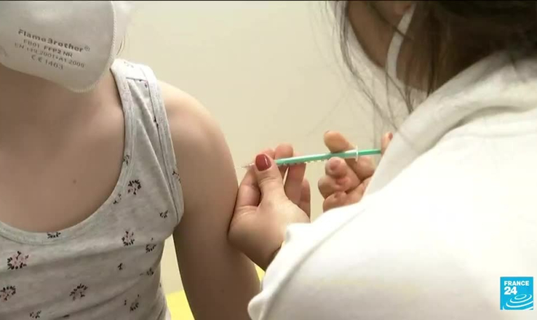L'Europe commence à vacciner ses enfants, mais elle est en retard par rapport à certains pays