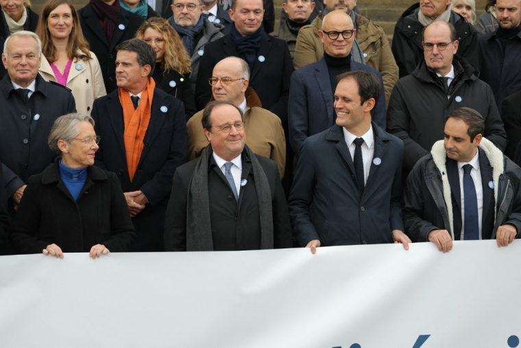 L'ancien Premier ministre Édouard Philippe (2e rang, 2e en partant de la droite) a participé, dimanche 12 novembre, à la marche contre l'antisémitisme à Paris. ( POOL / THOMAS SAMSON )