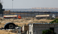 Des camions-citernes de l'ONU se dirigent vers la frontière entre Gaza et l'Égypte à Rafah