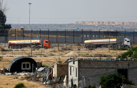 Des camions-citernes de l'ONU se dirigent vers la frontière entre Gaza et l'Égypte à Rafah