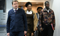 L'avocat Christophe Marchand (G) et deux petits-enfants de l'ex-Premier ministre congolais assassiné Patrice Lumumba, Yema (C) et Mehdi Lumumba (D), le 19 janvier 2026 à Bruxelles ( AFP / JOHN THYS )