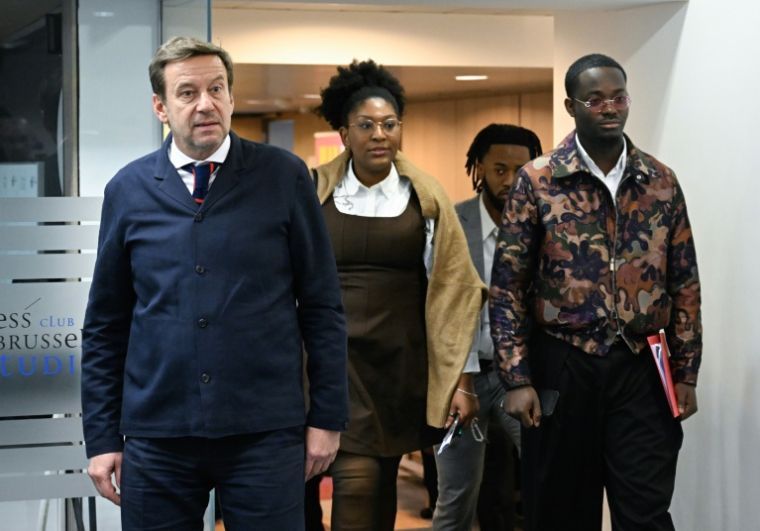 L'avocat Christophe Marchand (G) et deux petits-enfants de l'ex-Premier ministre congolais assassiné Patrice Lumumba, Yema (C) et Mehdi Lumumba (D), le 19 janvier 2026 à Bruxelles ( AFP / JOHN THYS )