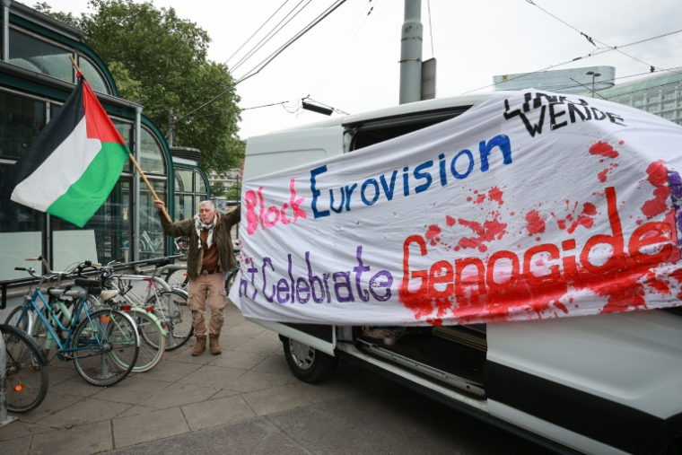 Des militants propalestiniens protestant contre la participation d'Israël lors de la demi-finale de l'Eurovision à Vienne, en Autriche, le 12 mai 2026. ( AFP / Radek MICA )