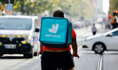 Un livreur portant un sac à dos Deliveroo