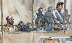 Les militants d'ultradroite Romain Bouvier (g) et Loik Le Priol (d) dans le box des accusés au palais de justice de Paris, le 1er juin 2022 ( AFP / Benoit PEYRUCQ )