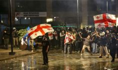 Des manifestants face à la police anti-émeute lors d'un rassemblement de l'opposition le jour des élections locales, le 4 octobre 2025 à Tbilissi, en Géorgie ( AFP / GIORGI ARJEVANIDZE )