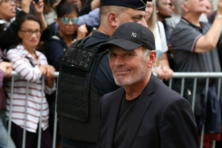 Laurent Baffie quitte l'église Saint-Roch à la fin des obsèques de Thierry Ardisson à Paris, le 17 juillet 2025 ( AFP / ALAIN JOCARD )
