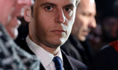 Le nouveau Premier ministre français, Gabriel Attal, rend visite aux habitants touchés par les inondations, à Clairmarais