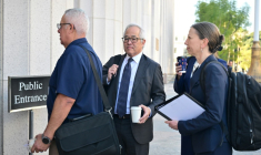 Luis Li (c), avocat de YouTube et Google, au tribunal à Los Angeles, le 25 février 2026 ( AFP / Frederic J. Brown )