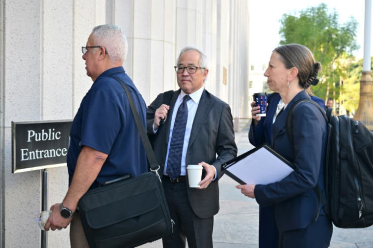 Luis Li (c), avocat de YouTube et Google, au tribunal à Los Angeles, le 25 février 2026 ( AFP / Frederic J. Brown )