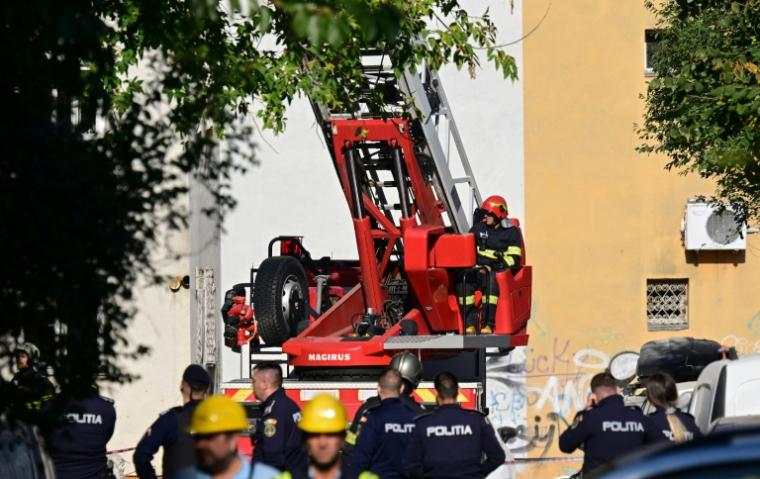Des pompiers interviennent sur un immeuble en partie effondré après une explosion qui a fait plusieurs morts à Bucarest, en Roumanie, le 17 octobre 2025 ( AFP / Daniel MIHAILESCU )