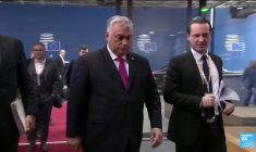 Suède dans l'OTAN : le drapeau du 32e membre hissé au siège