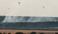 Des hélicoptères luttent contre un incendie de forêt à Guardo, le 18 août 2025 en Espagne ( AFP / Cesar Manso )
