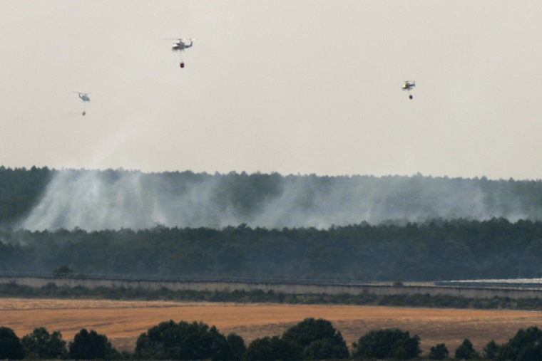 Des hélicoptères luttent contre un incendie de forêt à Guardo, le 18 août 2025 en Espagne ( AFP / Cesar Manso )