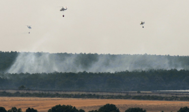 Des hélicoptères luttent contre un incendie de forêt à Guardo, le 18 août 2025 en Espagne ( AFP / Cesar Manso )