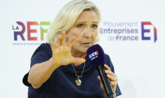 Marine Le Pen devant les entrepreneurs du Medef lors du premier débat des candidats à la présidentielle à Roland-Garros à Paris le 27 août 2026 ( AFP / Thomas SAMSON )
