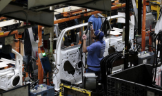 Un ouvrier dans une ligne de production à l'usine Ford de Dearborn, dans le Michigan (illustration) ( AFP / JEFF KOWALSKY )