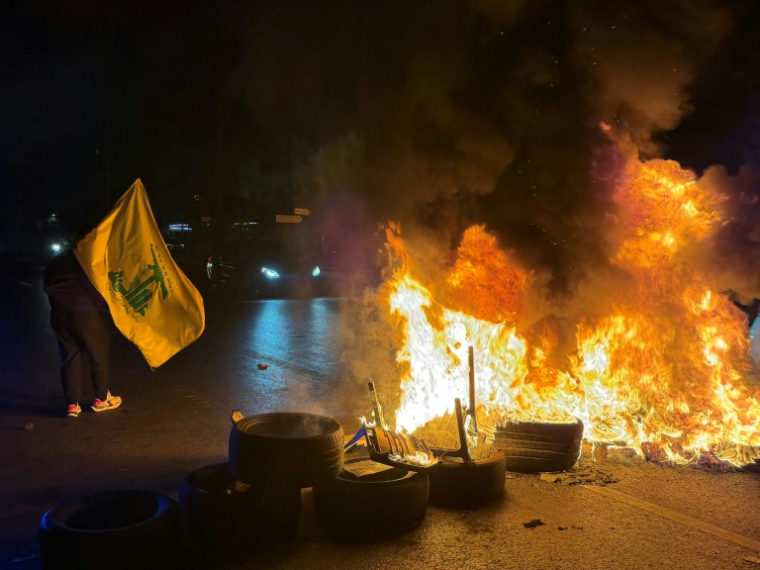 Des partisans du Hezbollah pro-iranien bloquent une route menant vers l'aéroport de Beyrouth pour protester contre l'accord entre Israël et le Liban, le 27 juin 2026 ( AFP / Ibrahim AMRO )
