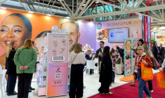 Les visiteurs de stands du salon Cosmoprof de l'industrie de la beauté
