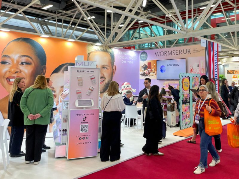 Les visiteurs de stands du salon Cosmoprof de l'industrie de la beauté