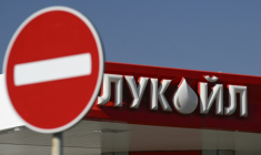 La compagnie russe Lukoil va vendre ses actifs étrangers suite aux sanctions américaines ( AFP / Nikolay DOYCHINOV )