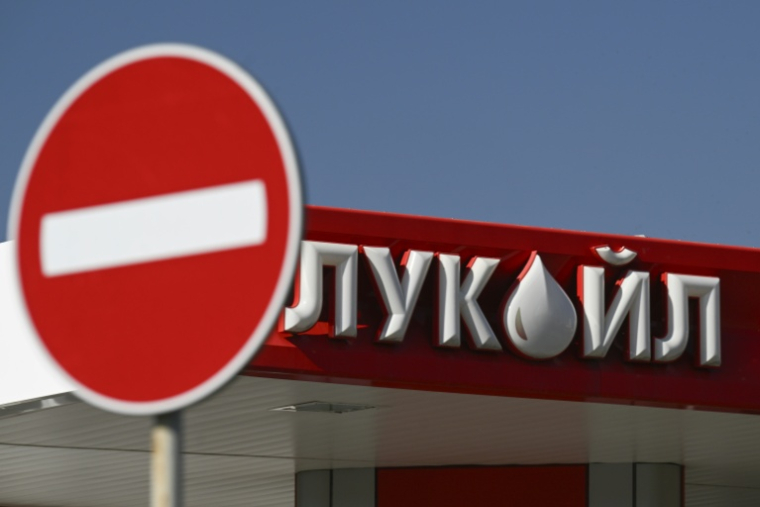 La compagnie russe Lukoil va vendre ses actifs étrangers suite aux sanctions américaines ( AFP / Nikolay DOYCHINOV )