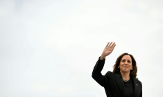 Kamala Harris salue devant la presse avant d'embarquer dans l'avion vice-présidentiel Air Force Two, à l'aéroport de Pittsburgh (Pennsylvanie), le 25 septembre 2024 ( AFP / Jim WATSON )