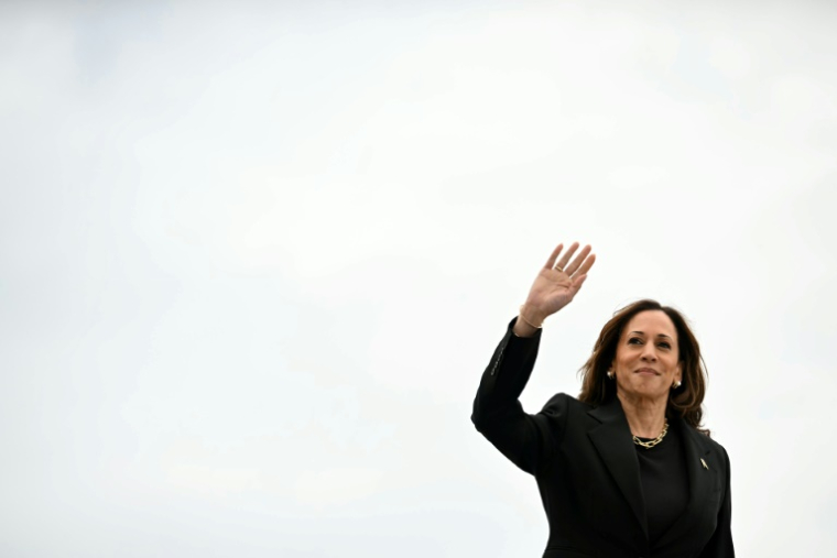 Kamala Harris salue devant la presse avant d'embarquer dans l'avion vice-présidentiel Air Force Two, à l'aéroport de Pittsburgh (Pennsylvanie), le 25 septembre 2024 ( AFP / Jim WATSON )