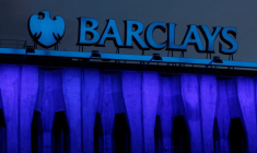 Le logo de Barclays est visible sur le dessus de l'une de ses succursales à Madrid