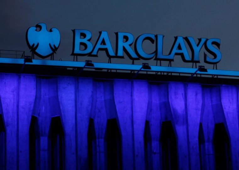 BARCLAYS SUSPEND SON PROGRAMME DE RACHAT D'ACTIONS APRÈS L'ERREUR SUR DES TRANSACTIONS