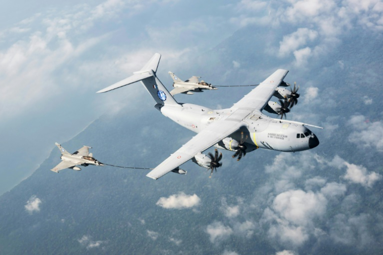 Un Airbus A400M français ravitaille en vol deux chasseurs Rafale B au-dessus de l'Indonésie le 22 septembre 2026 lors de la mission Pégase 26 ( Pegase Mission 26 French Air and Space Force / Handout )