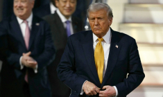 Le président américain Donald Trump à son arrivée à l'aéroport de Tokyo, le 27 octobre 2025 ( AFP / Philip FONG )