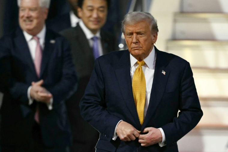 Le président américain Donald Trump à son arrivée à l'aéroport de Tokyo, le 27 octobre 2025 ( AFP / Philip FONG )