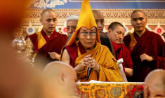 Le Dalai Lama assiste à une cérémonie de prière au principal temple tibétain de McLeod Ganj, près de Dharamsala, dans le nord de l'Inde, le 30 juin 2025  ( AFP / Sanjay BAID )