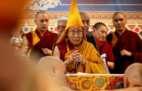 Le Dalai Lama assiste à une cérémonie de prière au principal temple tibétain de McLeod Ganj, près de Dharamsala, dans le nord de l'Inde, le 30 juin 2025  ( AFP / Sanjay BAID )