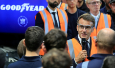Le président Emmnauel Macron lors d'une visite à l'usiine Goodyear à Amiens, le 8 juin 2026 dans la Somme  ( POOL / Ludovic MARIN )