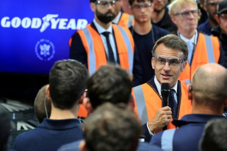 Le président Emmnauel Macron lors d'une visite à l'usiine Goodyear à Amiens, le 8 juin 2026 dans la Somme  ( POOL / Ludovic MARIN )